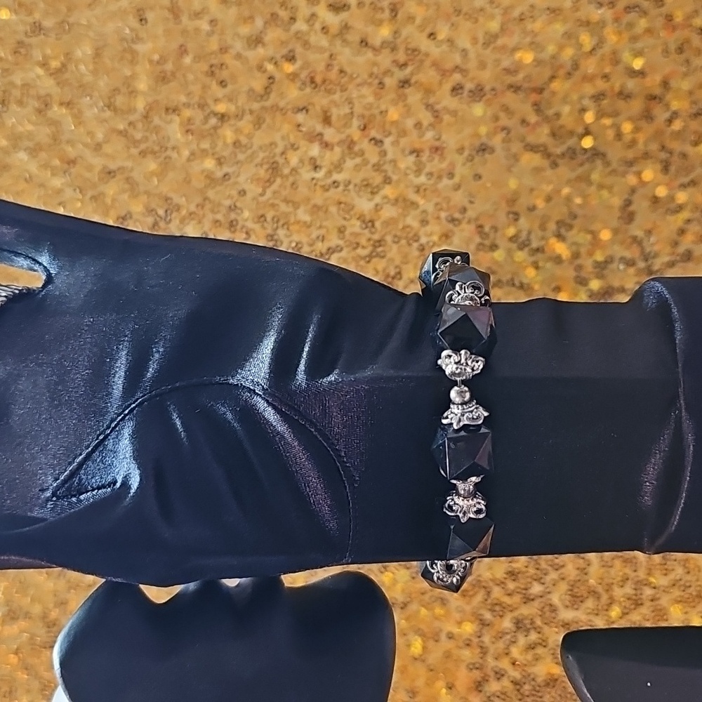 Black W/ Silver Tones jewlery set. Necklace, bracelet, earrings, Brooch, Ring - Picture 11 of 11